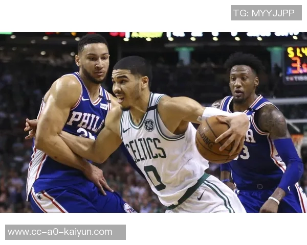 媒体人分析绿军西蒙斯表现引发争议是继续培养还是寻求内线替代